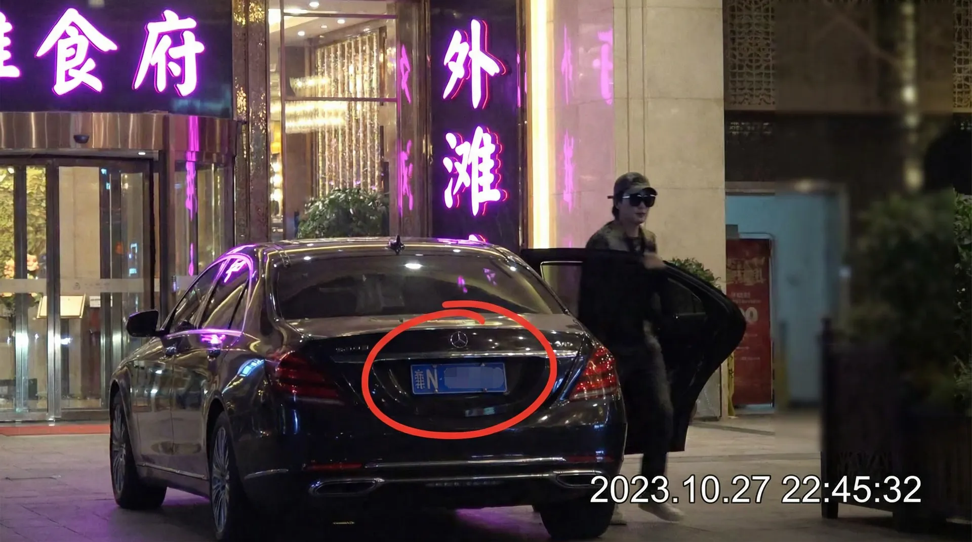 万博网址 - 豪车餐厅外偷拍